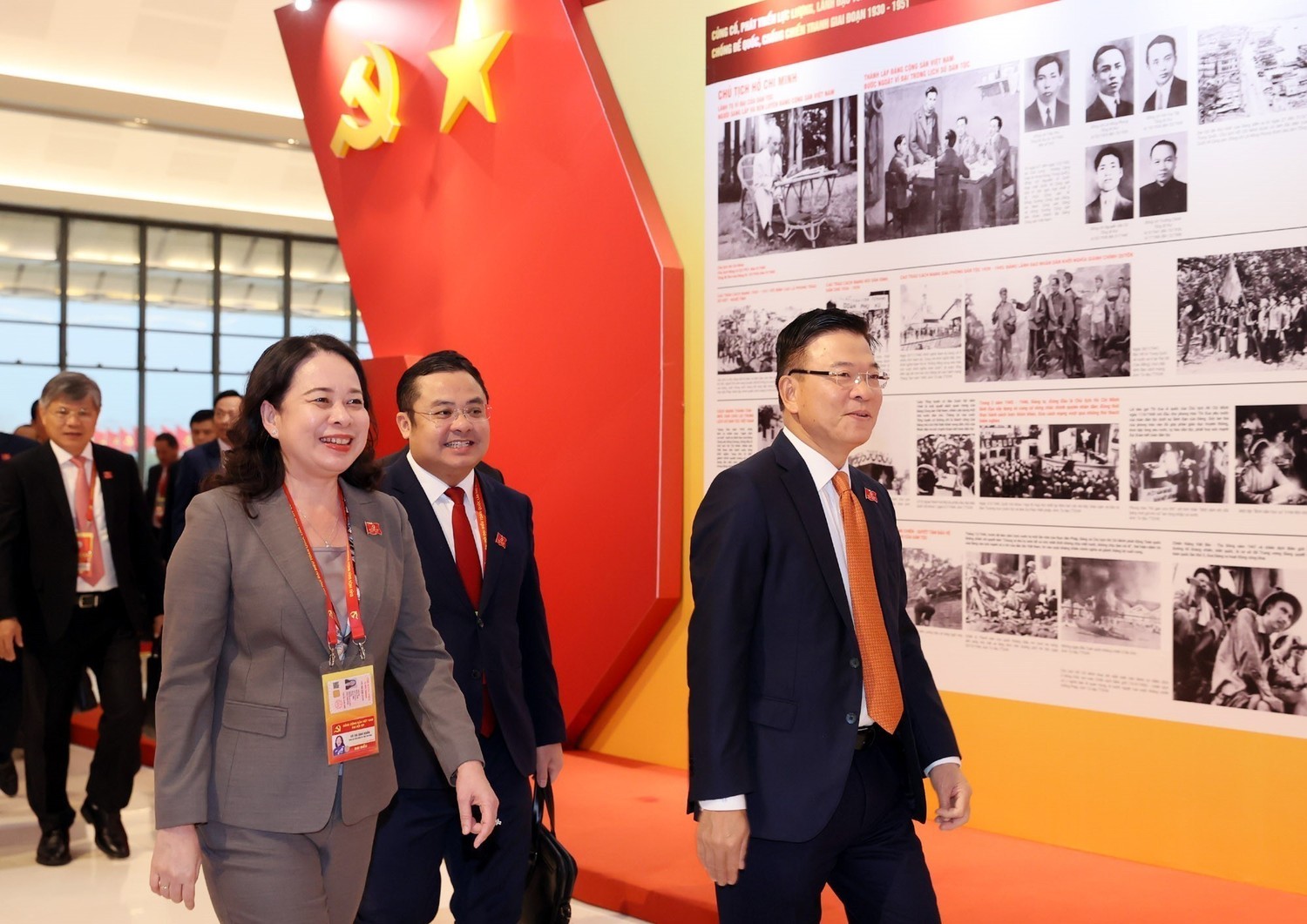 Các đại biểu đến dự phiên thảo luận tại hội trường về các văn kiện Đại hội, sáng 21/1. Ảnh: TTXVN