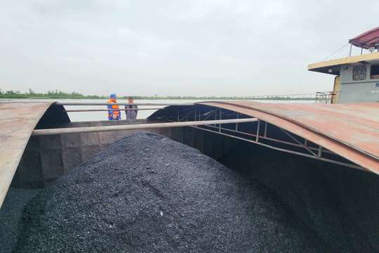 Cảnh sát biển tạm giữ tàu vận chuyển 700 tấn bã xít không rõ nguồn gốc trên vùng biển Bắc Bộ