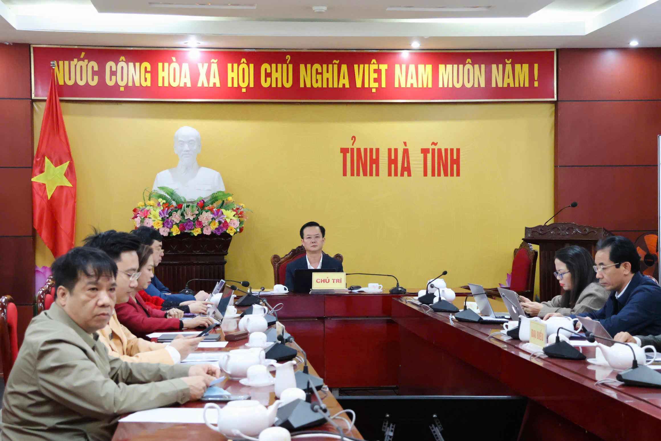 Ảnh có chứa trong nhà, tường, đàn ông, trang phục
Nội dung do AI tạo ra có thể không chính xác.