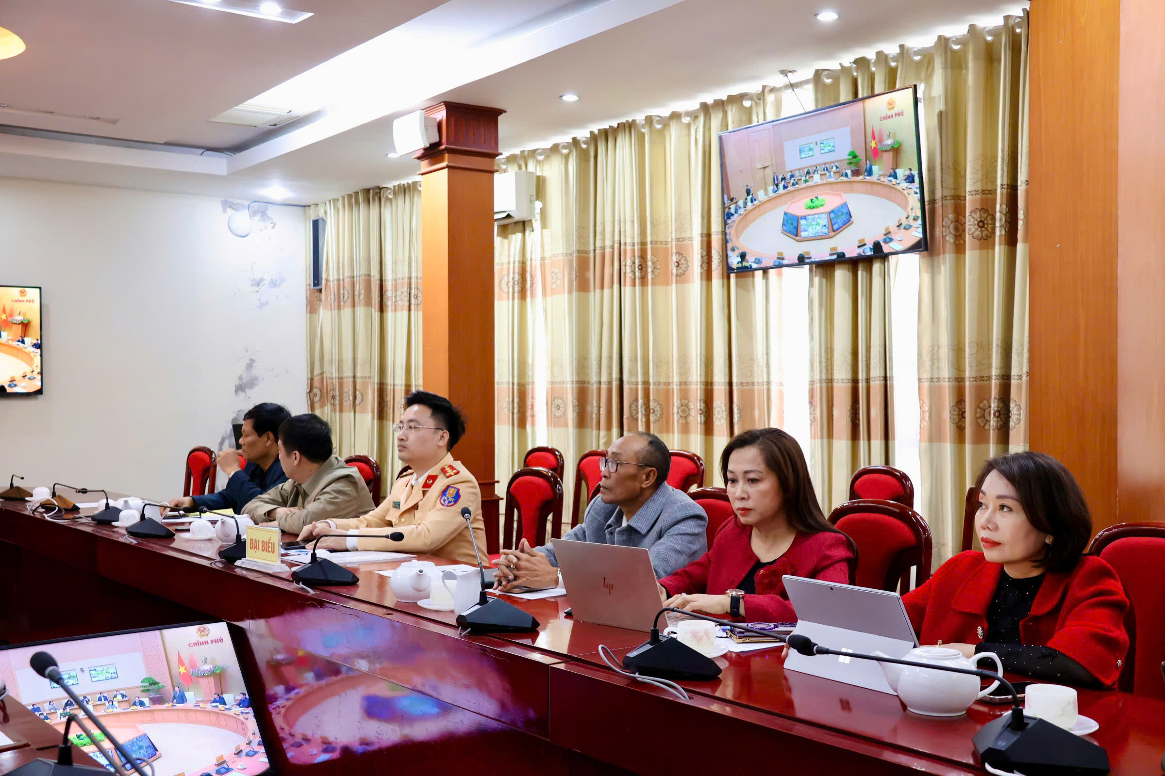 Ảnh có chứa trong nhà, tường, trang phục, người
Nội dung do AI tạo ra có thể không chính xác.