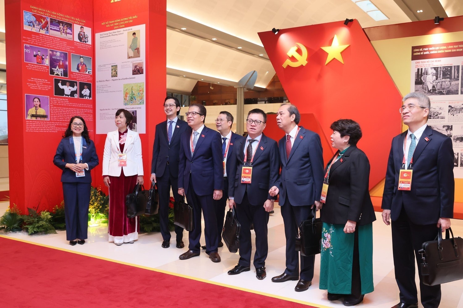 Các đại biểu đến dự phiên thảo luận tại hội trường về các văn kiện Đại hội, sáng 21/1. Ảnh: TTXVN