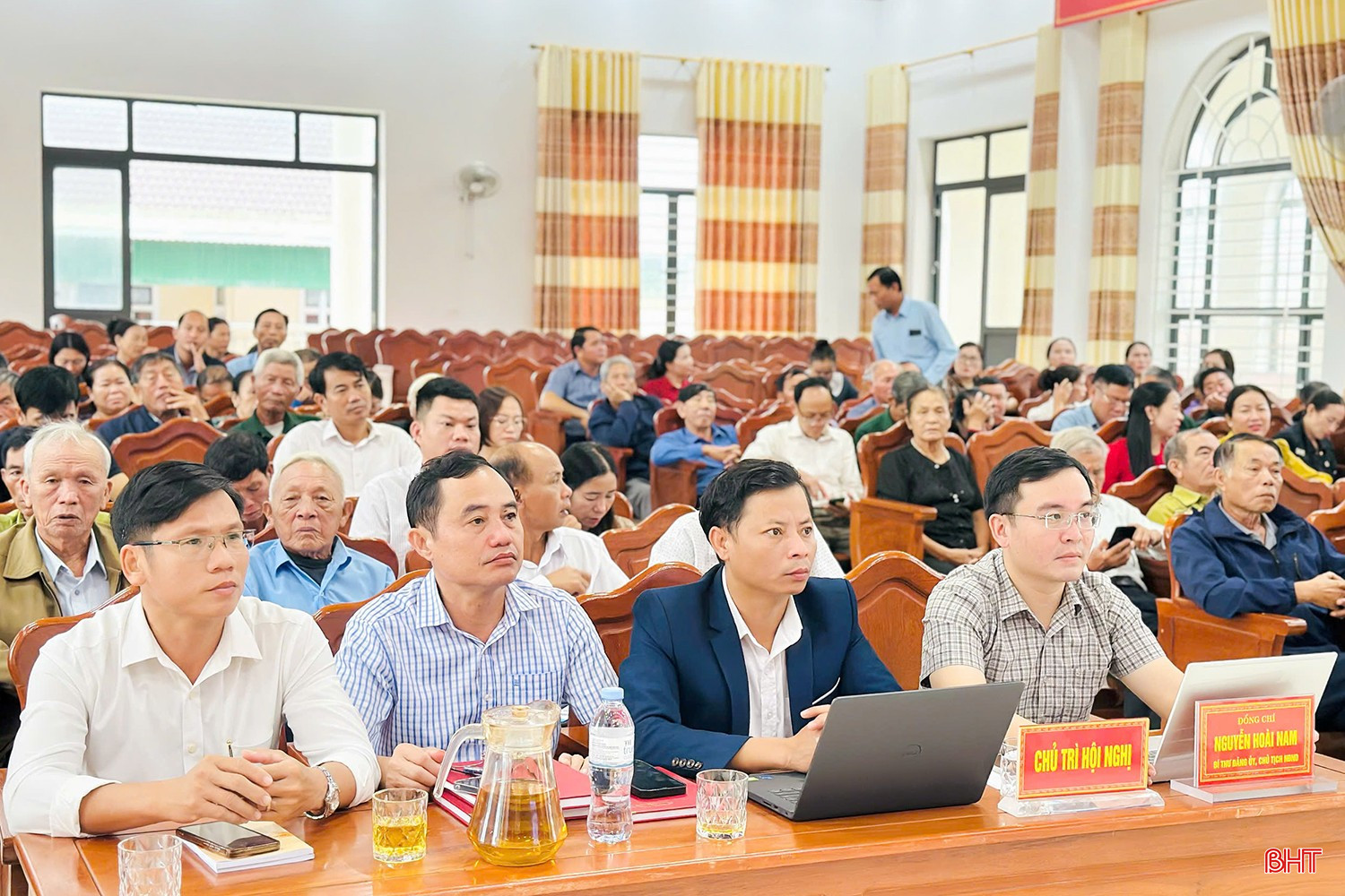 Description: Cán bộ, đảng viên xã Thạch Khê theo dõi hội nghị