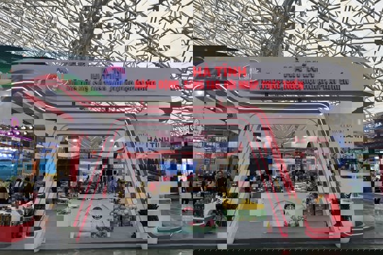 Gian hàng Hà Tĩnh thu hút khách hàng tại Hội chợ Mùa Thu 2025