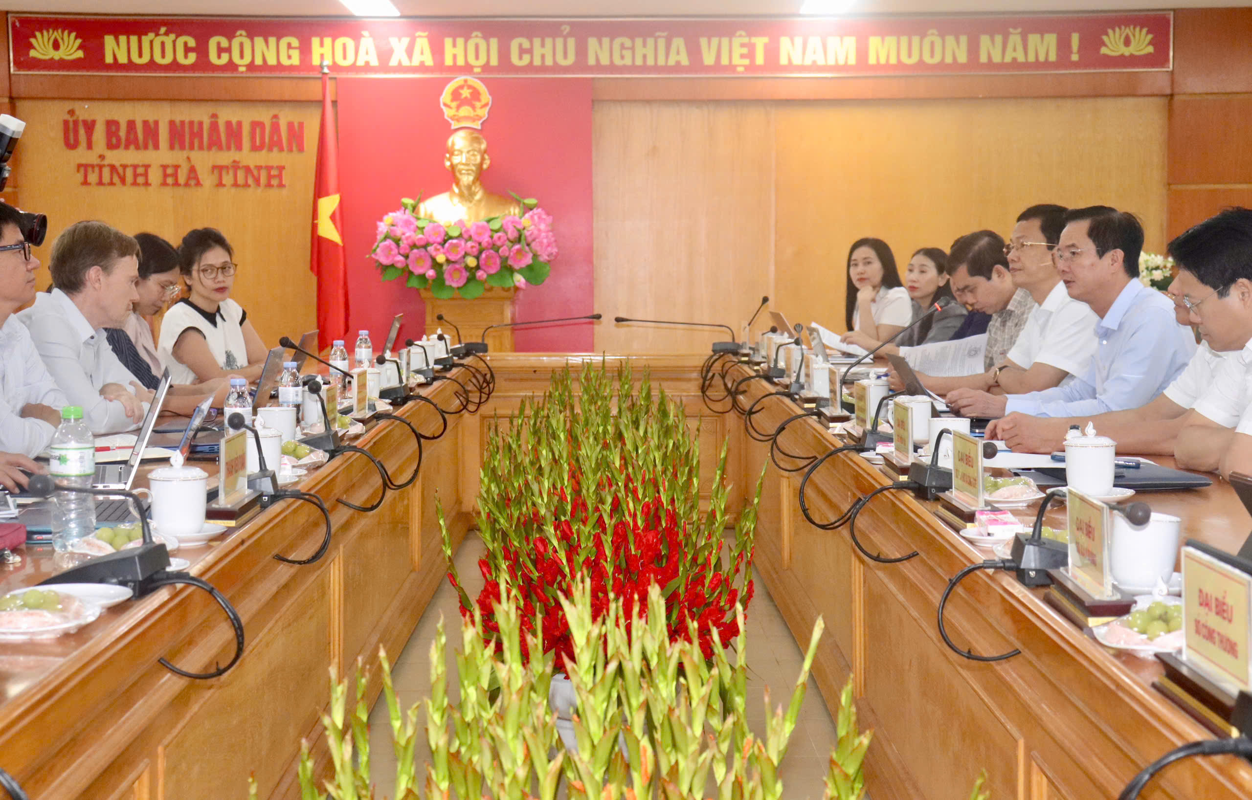  Đồng chí Phó Chủ tịch UBND tỉnh Trần Báu Hà làm việc với đoàn công tác của Ngân hàng Phát triển châu Á