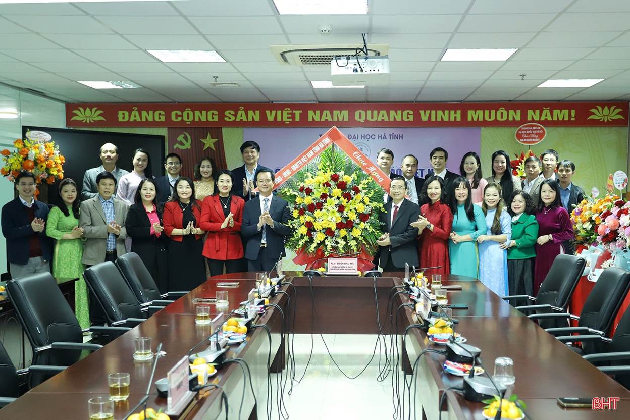 Phó Chủ tịch Thường trực UBND tỉnh Trần Báu Hà và đoàn lãnh đạo tỉnh tặng hoa chúc mừng Trường Đại học Hà Tĩnh.