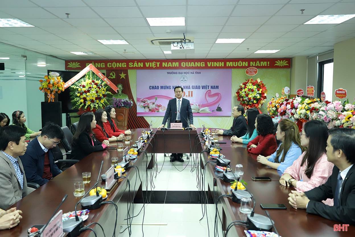 Phó Chủ tịch Thường trực UBND tỉnh Trần Báu Hà và đoàn tặng hoa, chúc mừng các cơ sở giáo dục nhân kỷ niệm 43 năm Ngày Nhà giáo Việt Nam.