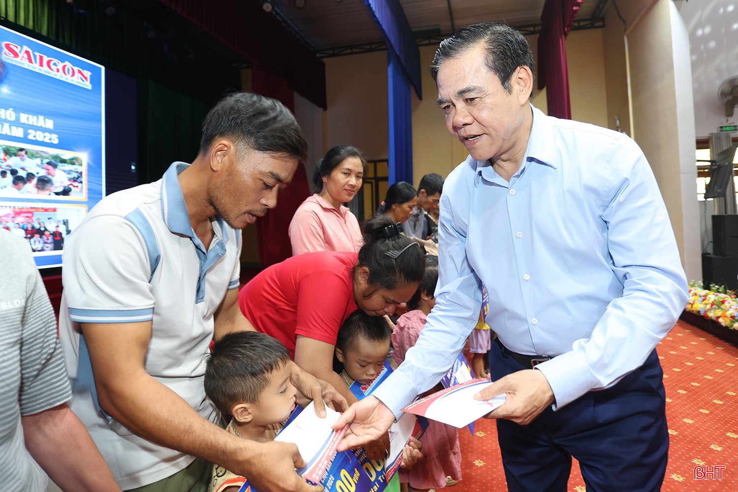 Chủ tịch UBND tỉnh dự chương trình trao học bổng cho học sinh hoàn cảnh khó khăn