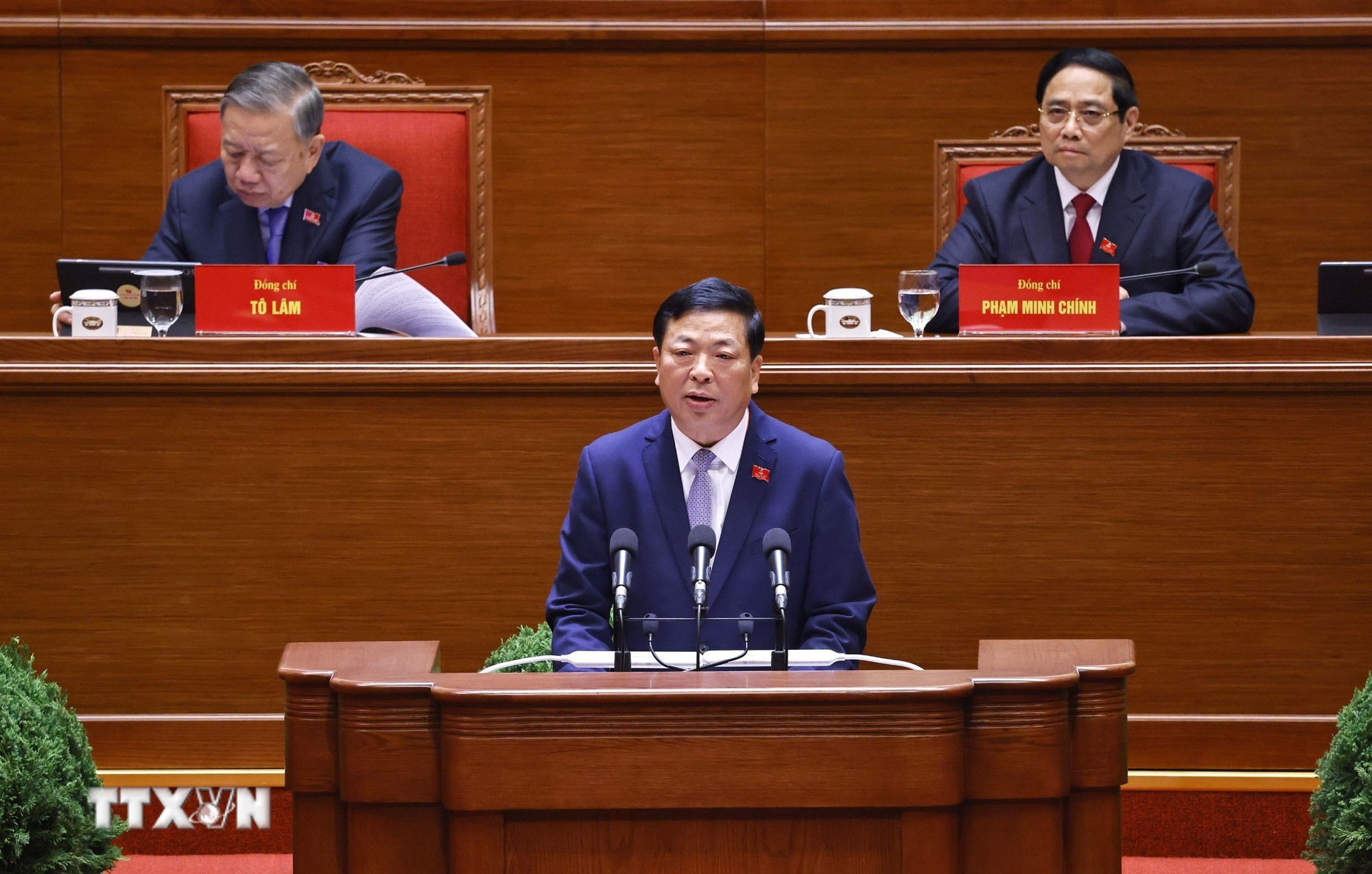 Đồng chí Trần Hồng Minh, Ủy viên Trung ương Đảng, Bí thư Đảng ủy, Bộ trưởng Bộ Xây dựng, tham luận về vấn đề “Đột phá mạnh mẽ phát triển kết cấu hạ tầng trong kỷ nguyên mới. (Ảnh: TTXVN)