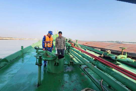 Cảnh sát biển phát hiện, tạm giữ tàu vận chuyển 15 tấn dầu FO không rõ nguồn gốc