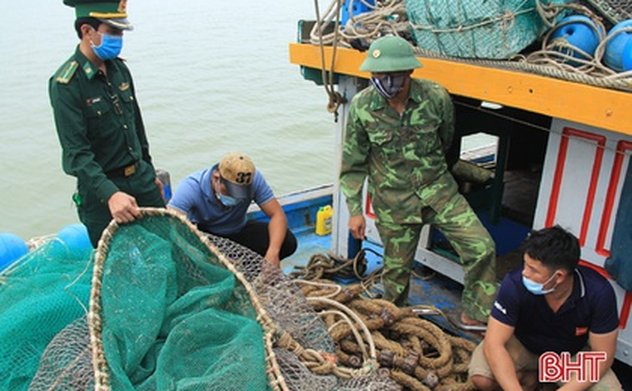 Bắt giữ 2 tàu giã cào Thanh Hóa, Nghệ An khai thác trái phép