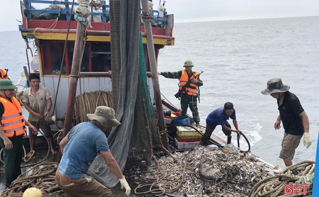 BĐBP Hà Tĩnh tiếp tục bắt giữ cặp tàu công suất lớn khai thác hải sản tận diệt bằng giã cào