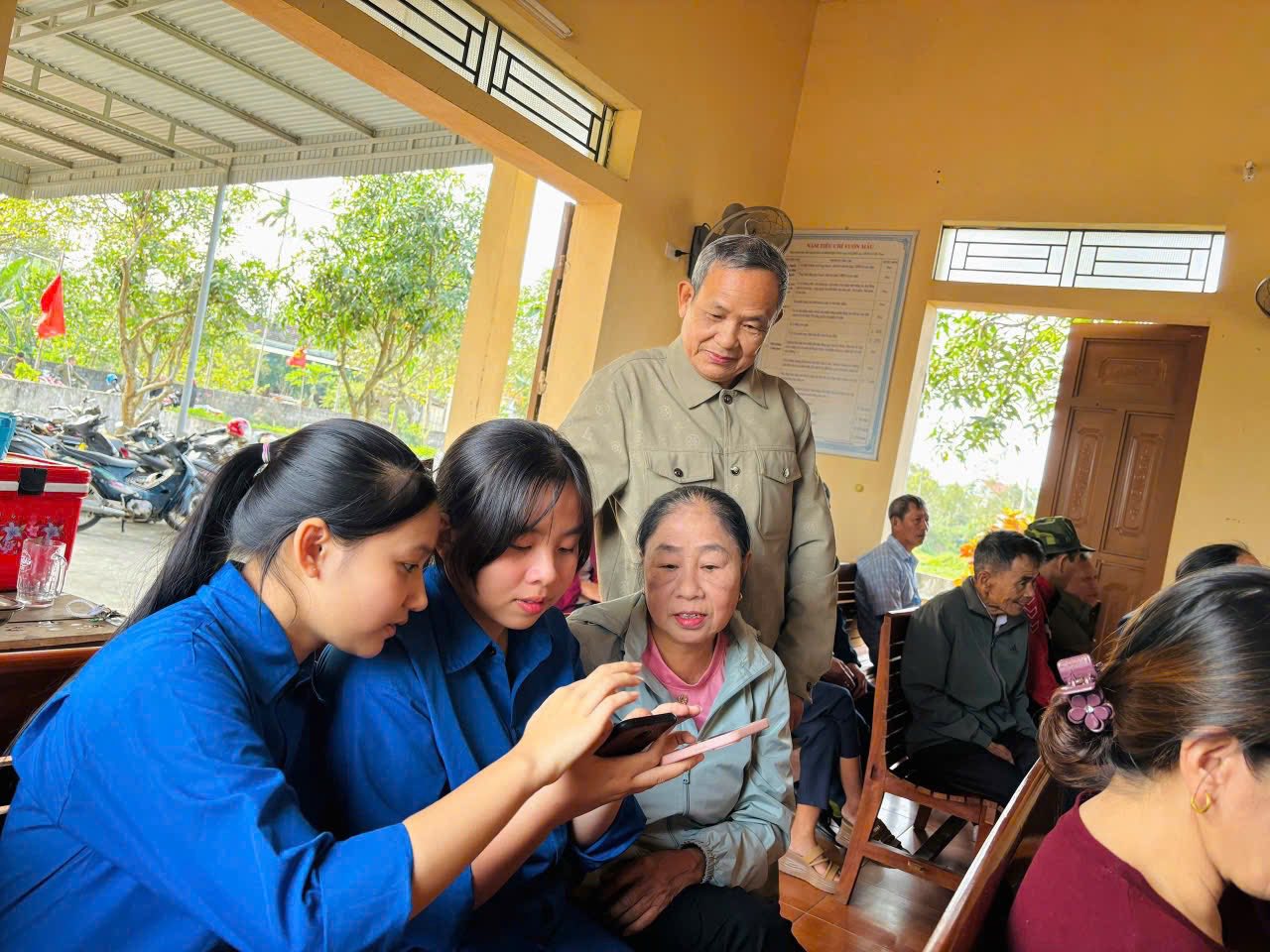 Đoàn Thanh niên xã Đức Thọ hỗ trợ đảng viên sử dụng Sổ tay đảng viên điện tử, thúc đẩy chuyển đổi số trong Đảng